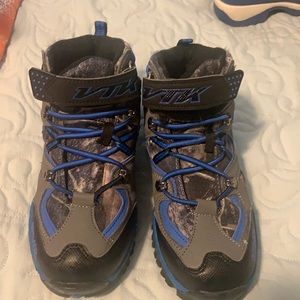 Kids hiking boots with extra traction when needed .  size 5.5 or 22.5 cm